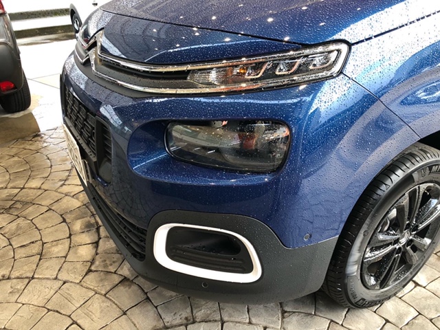 BERLINGO LONG　雨に打たれる。