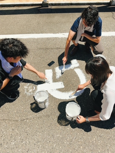 駐車場の白線をキレイに。